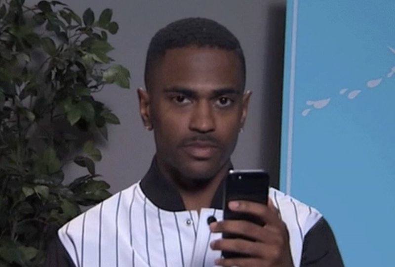 Афроамериканец с телефоном