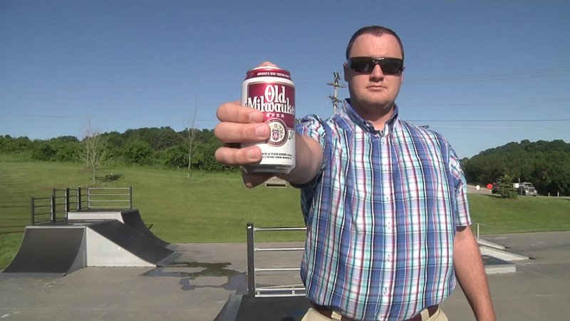 Мужик с банкой пива