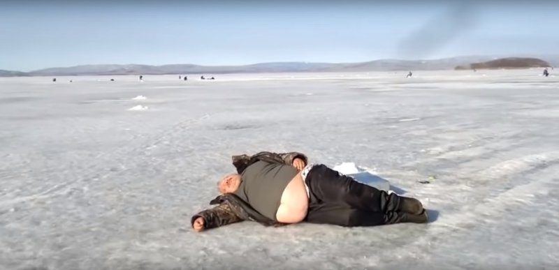 Жирный мужик лежит на льду