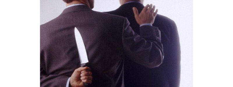 Человек с ножом за спиной