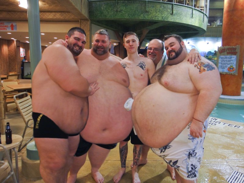 Мужчины с большими животами