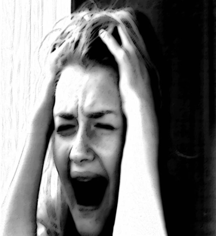 Девушка кричит и плачет