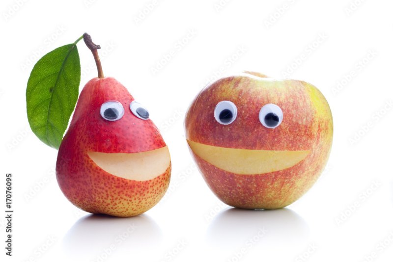 Яблоки и груши на белом фоне