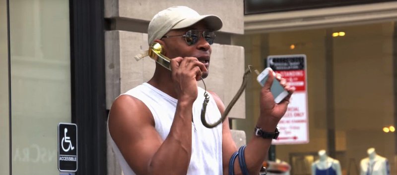 Негр с айфоном