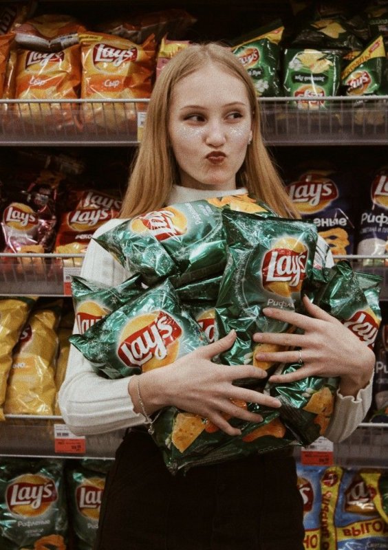 Девушка с чипсами
