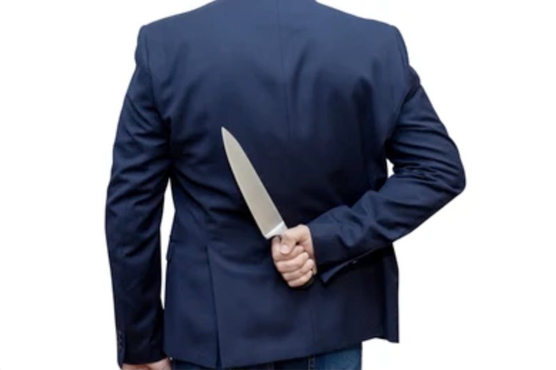 Держит нож за спиной