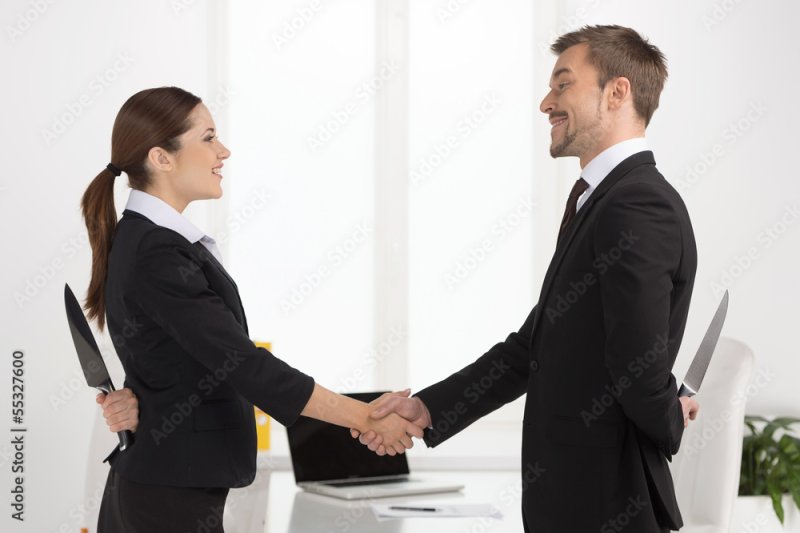 Люди здороваются за руку