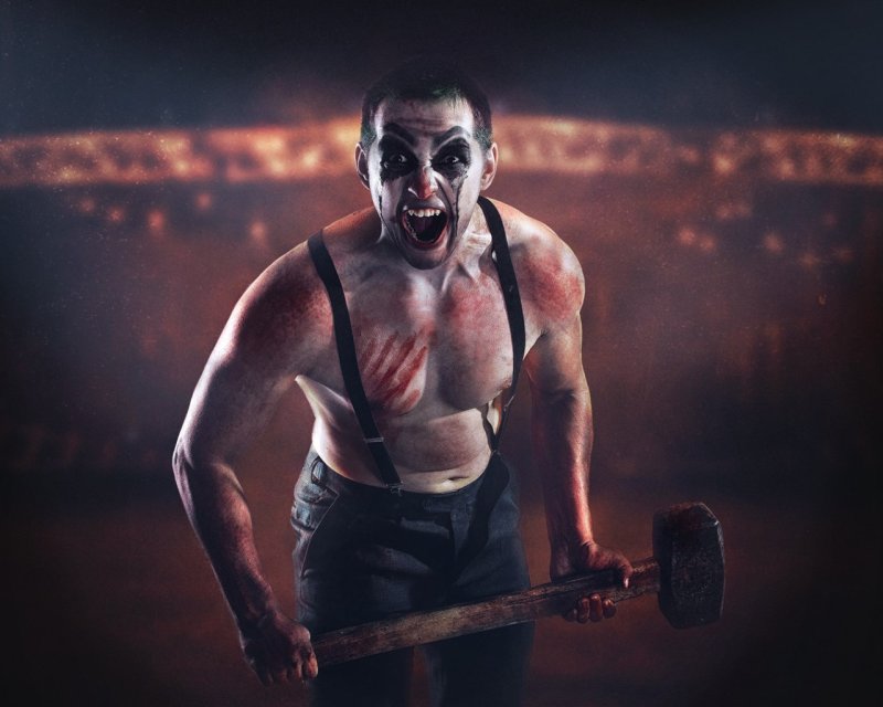 Рабочий с кувалдой