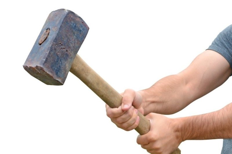 Человек с кувалдой