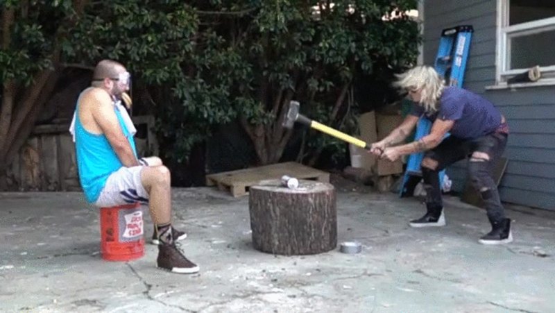 Удар кувалдой