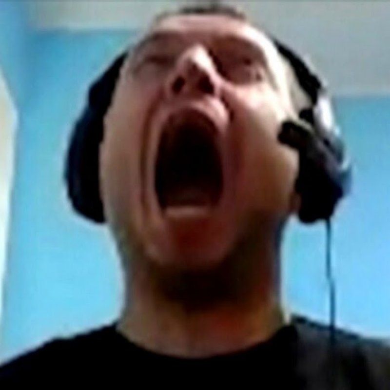 Открыл рот и молчит