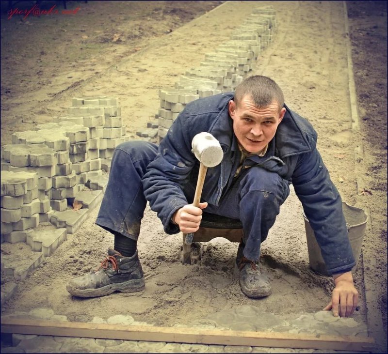 Рабочий с кувалдой