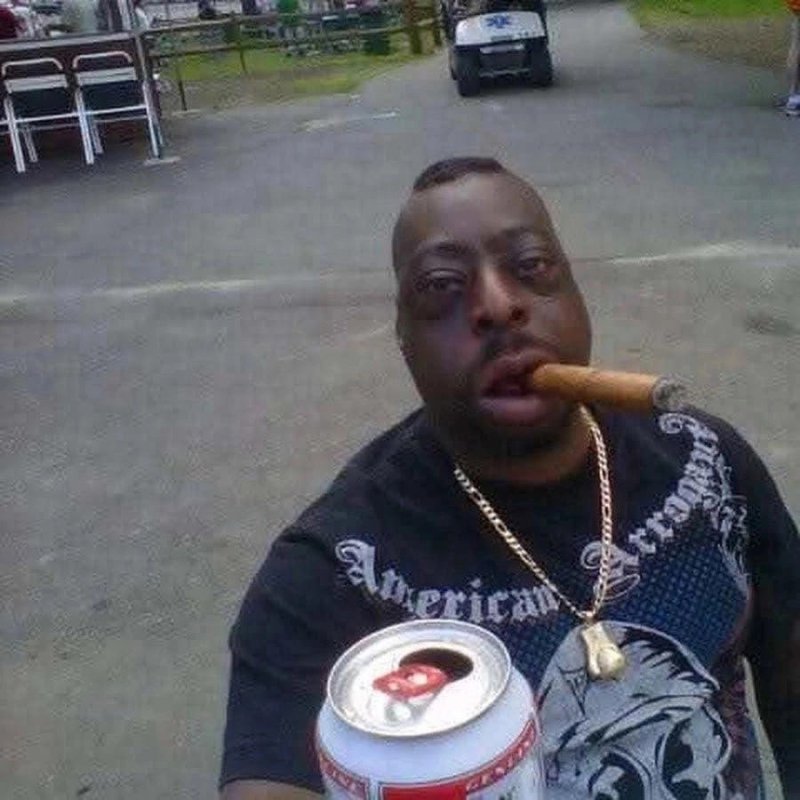 Негр с сигарой и пивом