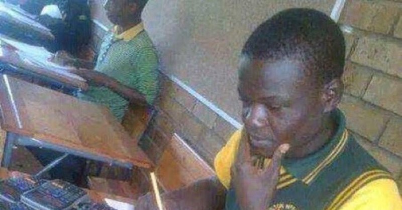 Индус считает на пальцах Мем