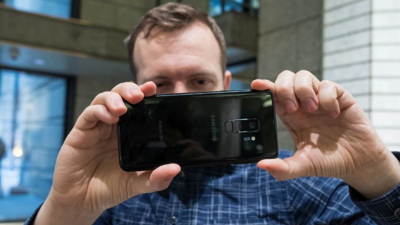 Человек фотографирует