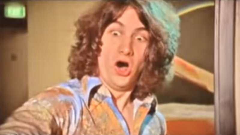 Кудрявый мужик удивляется