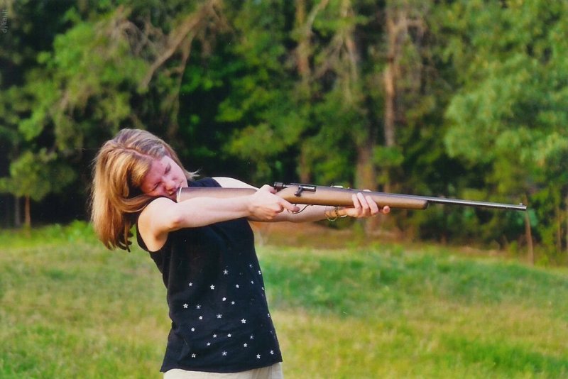 Девушка стреляет