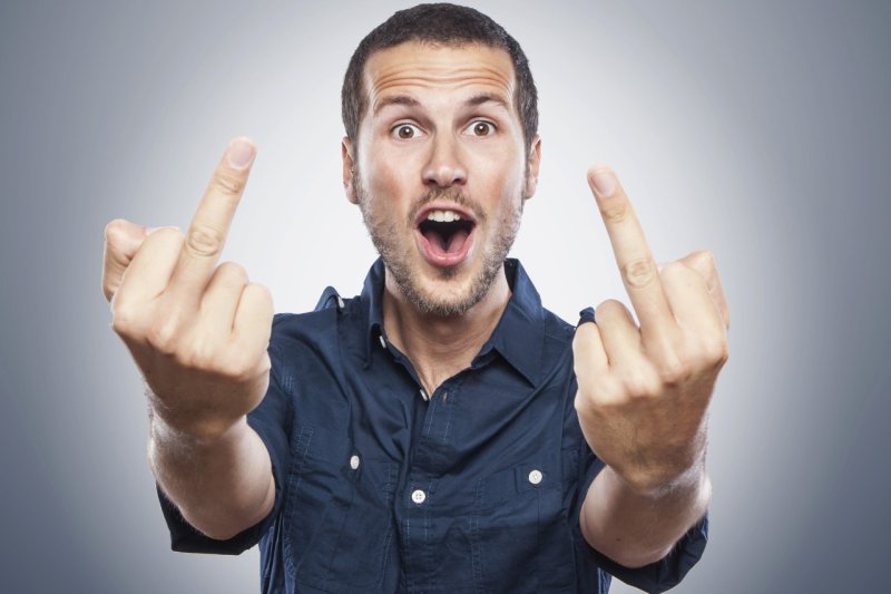 Средний палец вверх