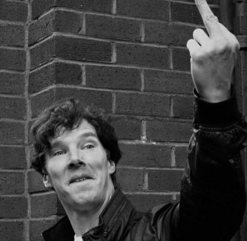 Бенедикт показывает фак