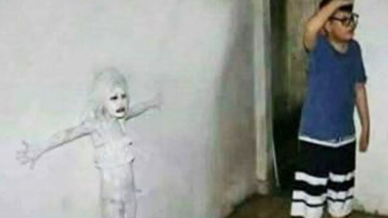 Мем про белую девочку у стены