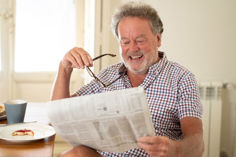 Дед с газетой