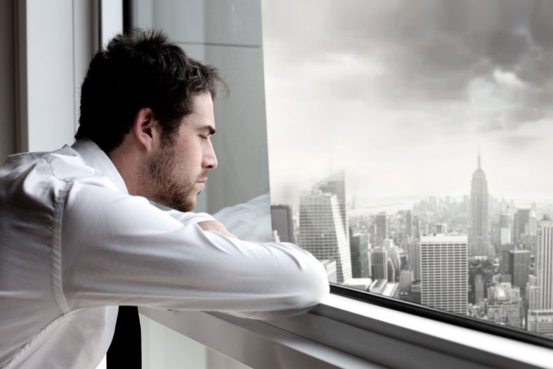 Красивый задумчивый мужчина