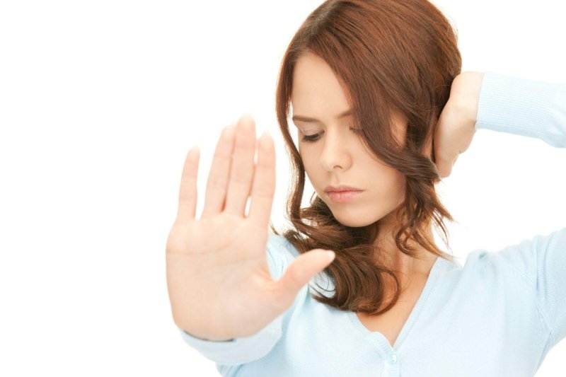 Девушка вытянула руку