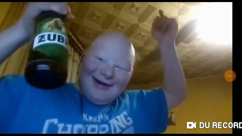 Лысый мужик с пивом