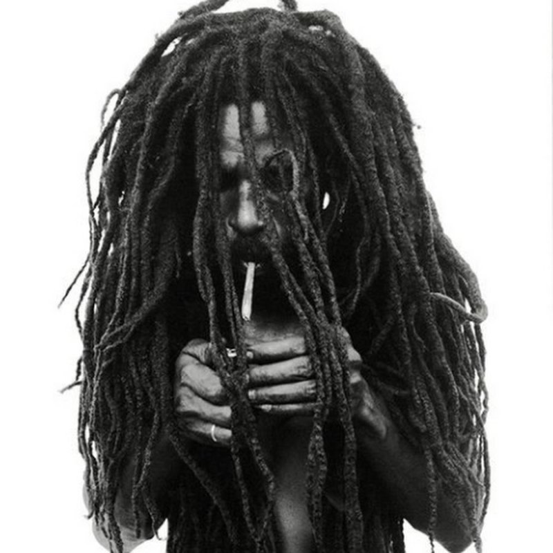 Боб Марли с короткими дредами