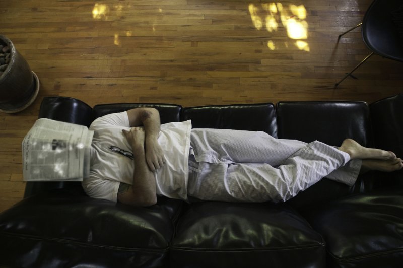 Парень лежит на диване