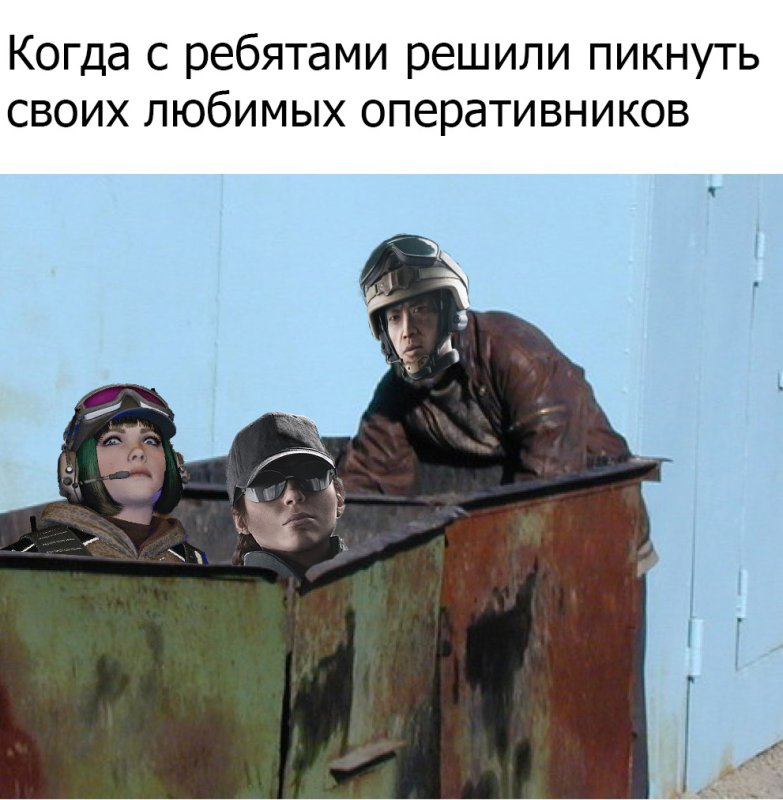 Бомж копается в мусорке