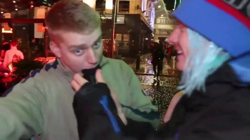 Парень с микрофоном Мем