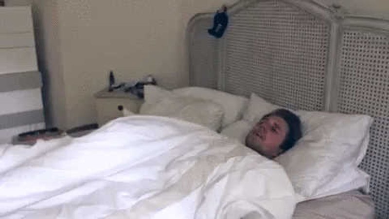 Человек встает с кровати