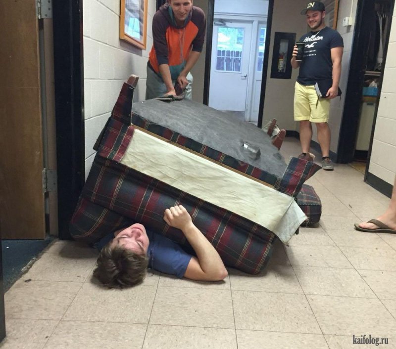 Тащит кровать