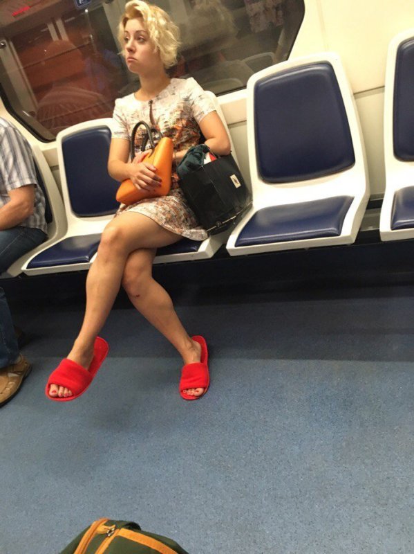 Девушка блондинка в метро