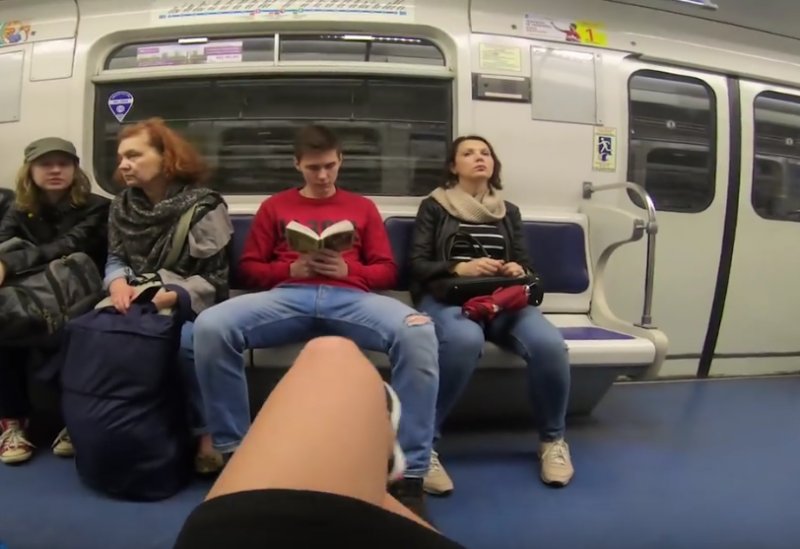 3 девушки в метро