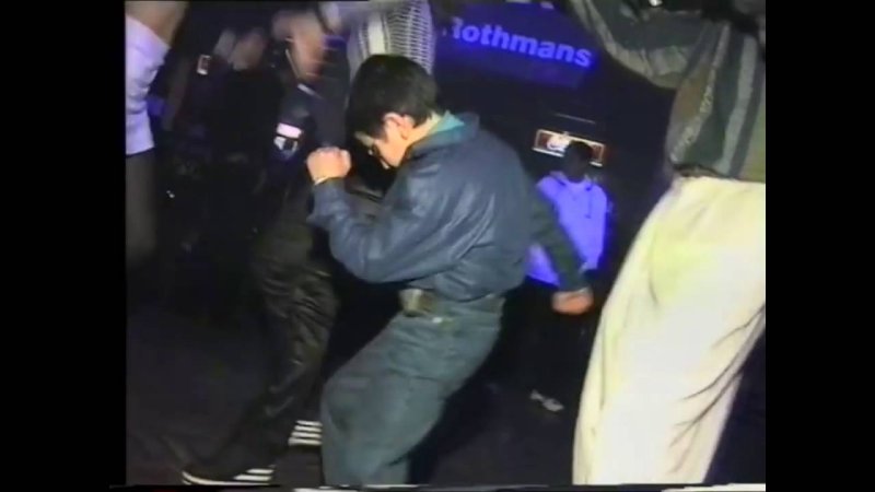 Мальчик танцует на дискотеке