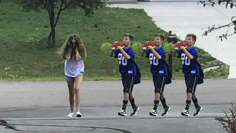 Девушка догоняет мальчика