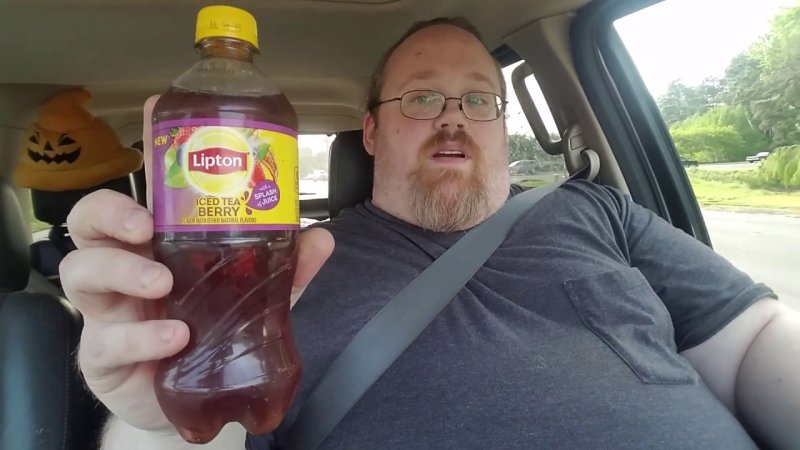 Чел с ЛИПТОНОМ