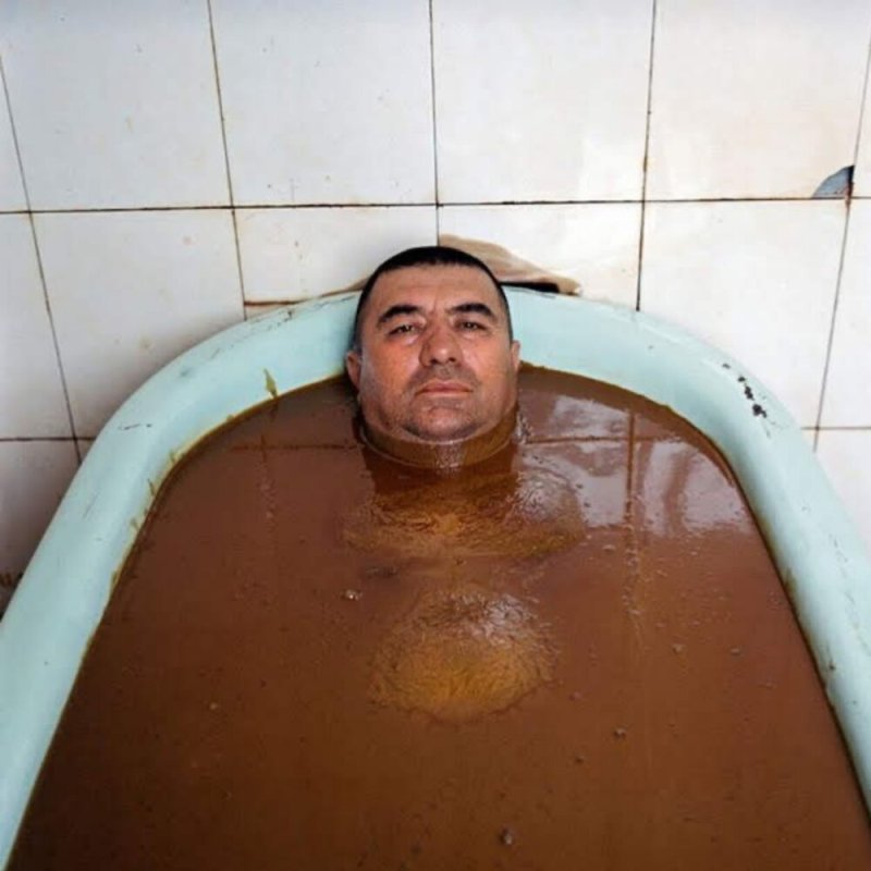 Смешной человек в ванне