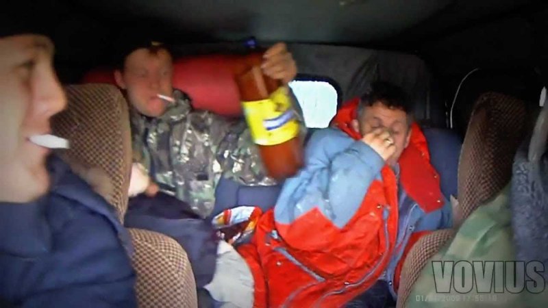 Мужики в машине с пивом