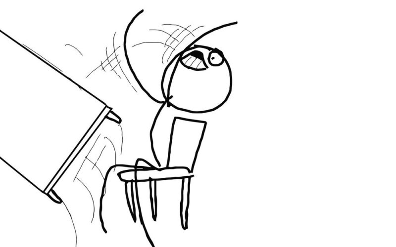 Переворачивает стол