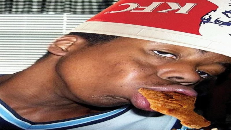 Негр с курочкой