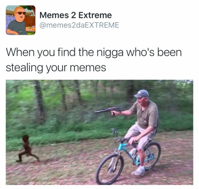 Негр на маленьком велосипеде