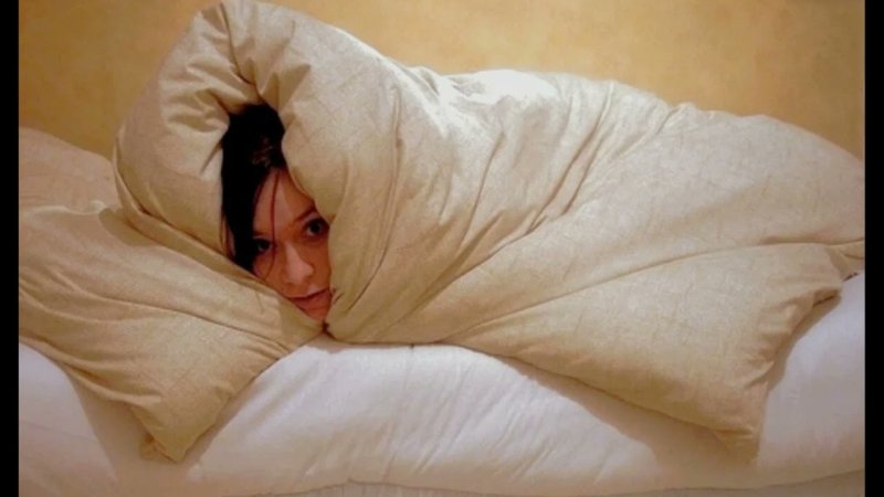 Человек укутался в одеяло