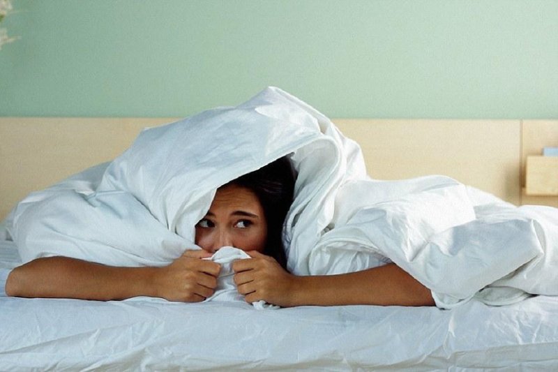 Девушка под одеялом