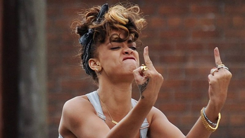 Средний палец девушки