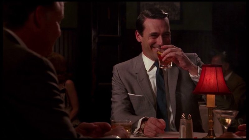 Джон Хэмм пьет виски