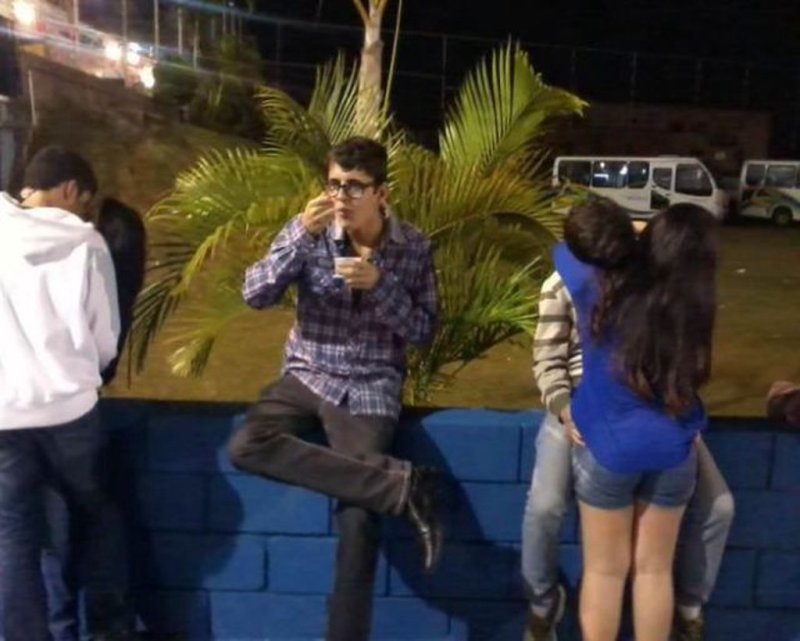 Одинокий парень на вечеринке