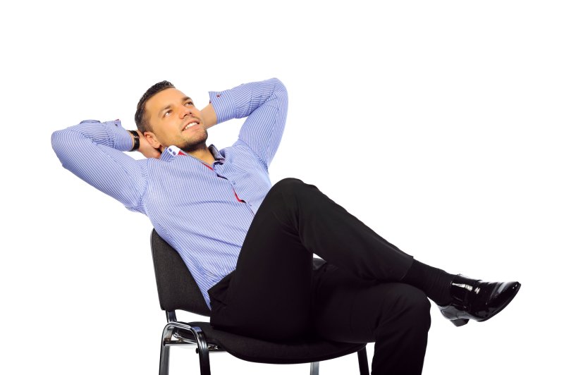 Мужик сидит на кресле